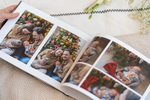 Горизонтальная фотокнига в твердом переплете. На страницах изображены фото семьи у новогодней елки