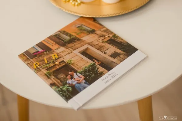 Квадратный фотоальбом в твердом переплете с подписью на обложке море Наш Рим июль 2015