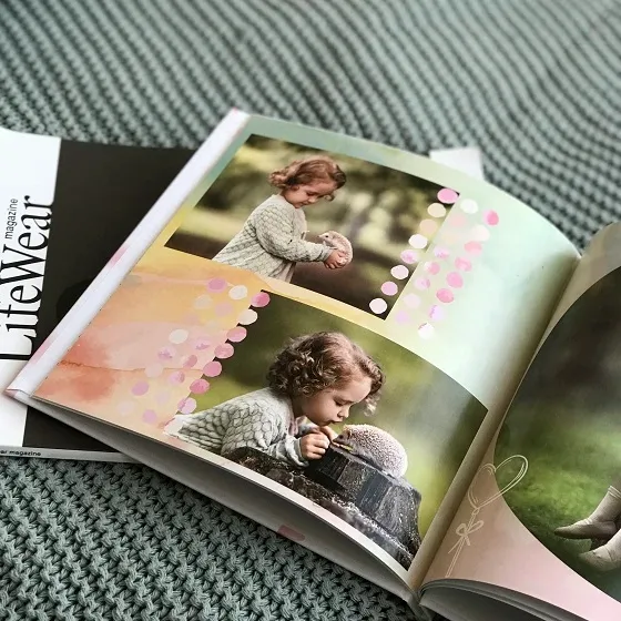 Открытая детская фотокнига с фото девочки на прогулке и декором из розовых кружков