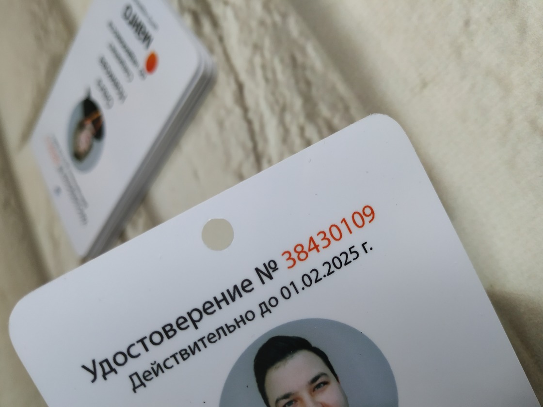 Бейдж пластиковый  для ленты