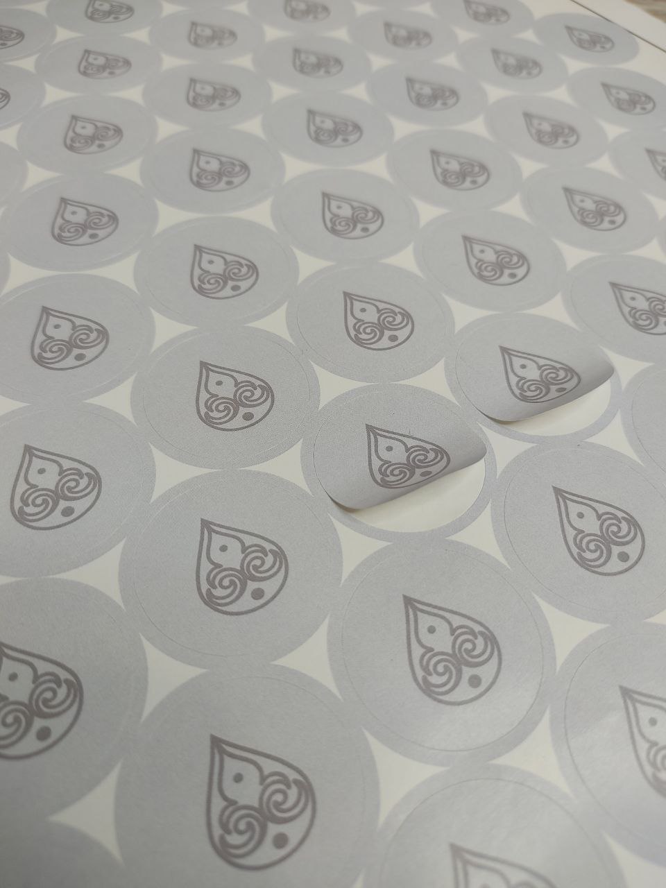 Наклейка с контурной резкой