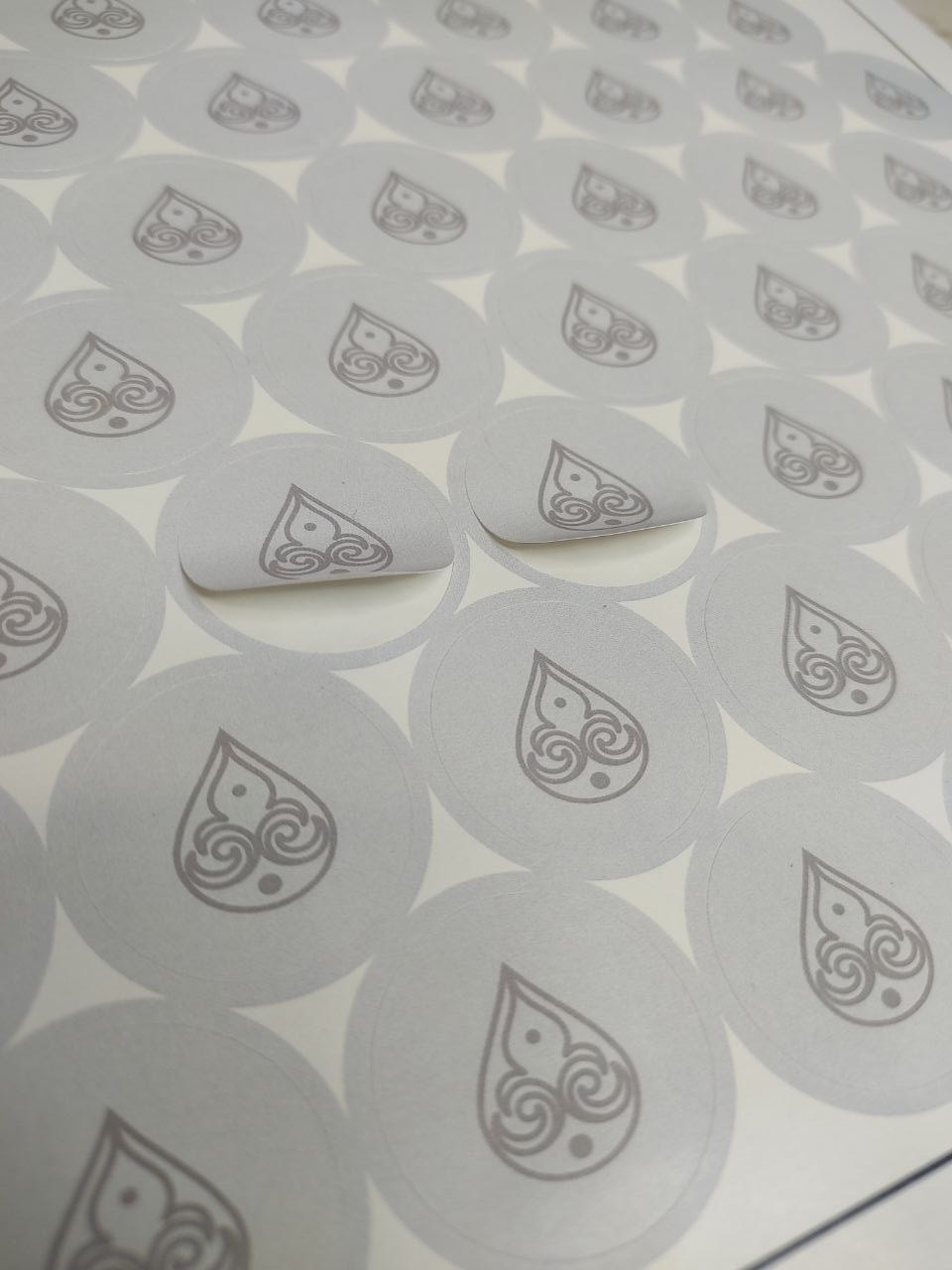 Наклейка с контурной резкой