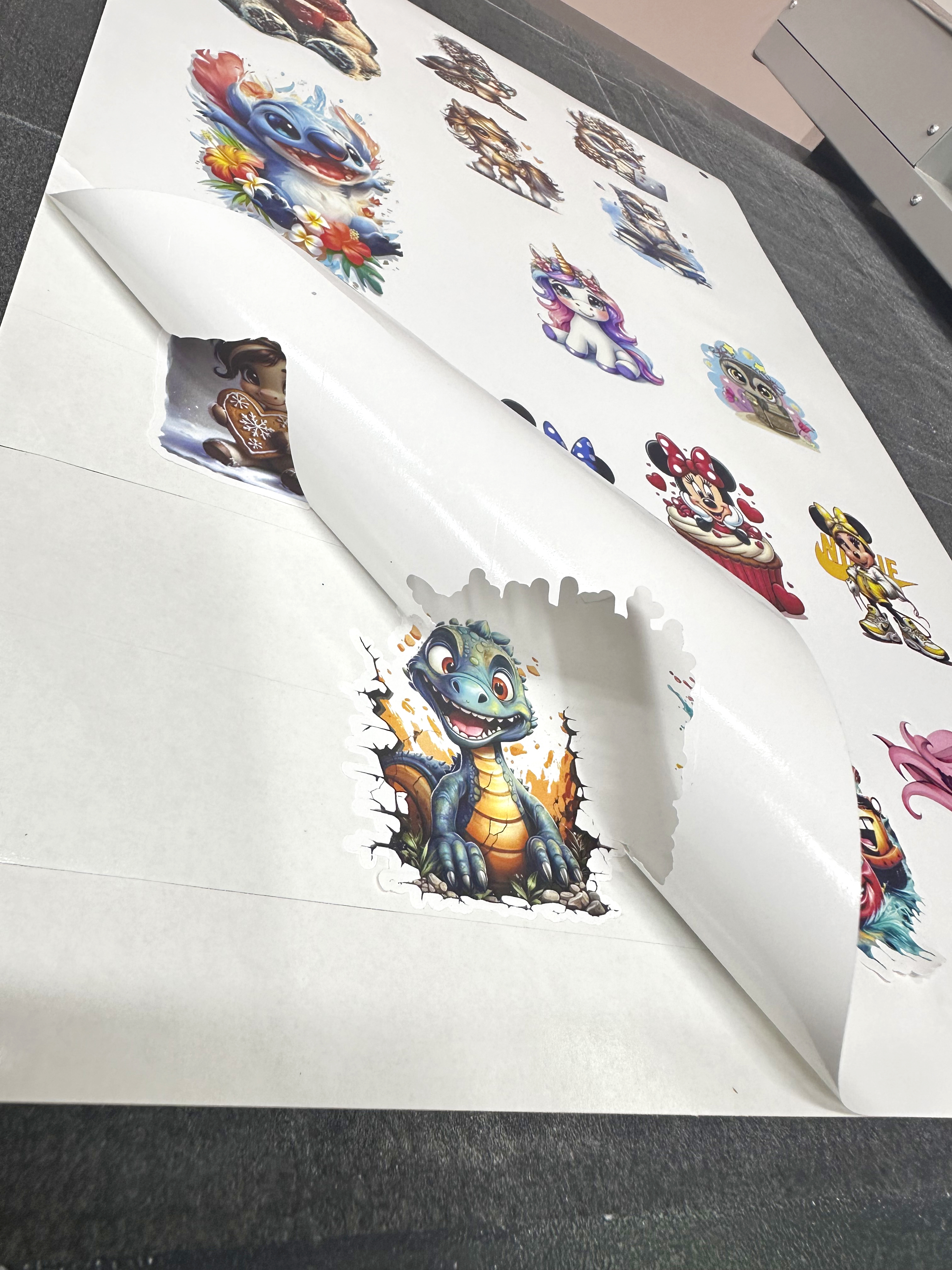 Наклейки фигурные с контурной резкой (в листах Adestor)