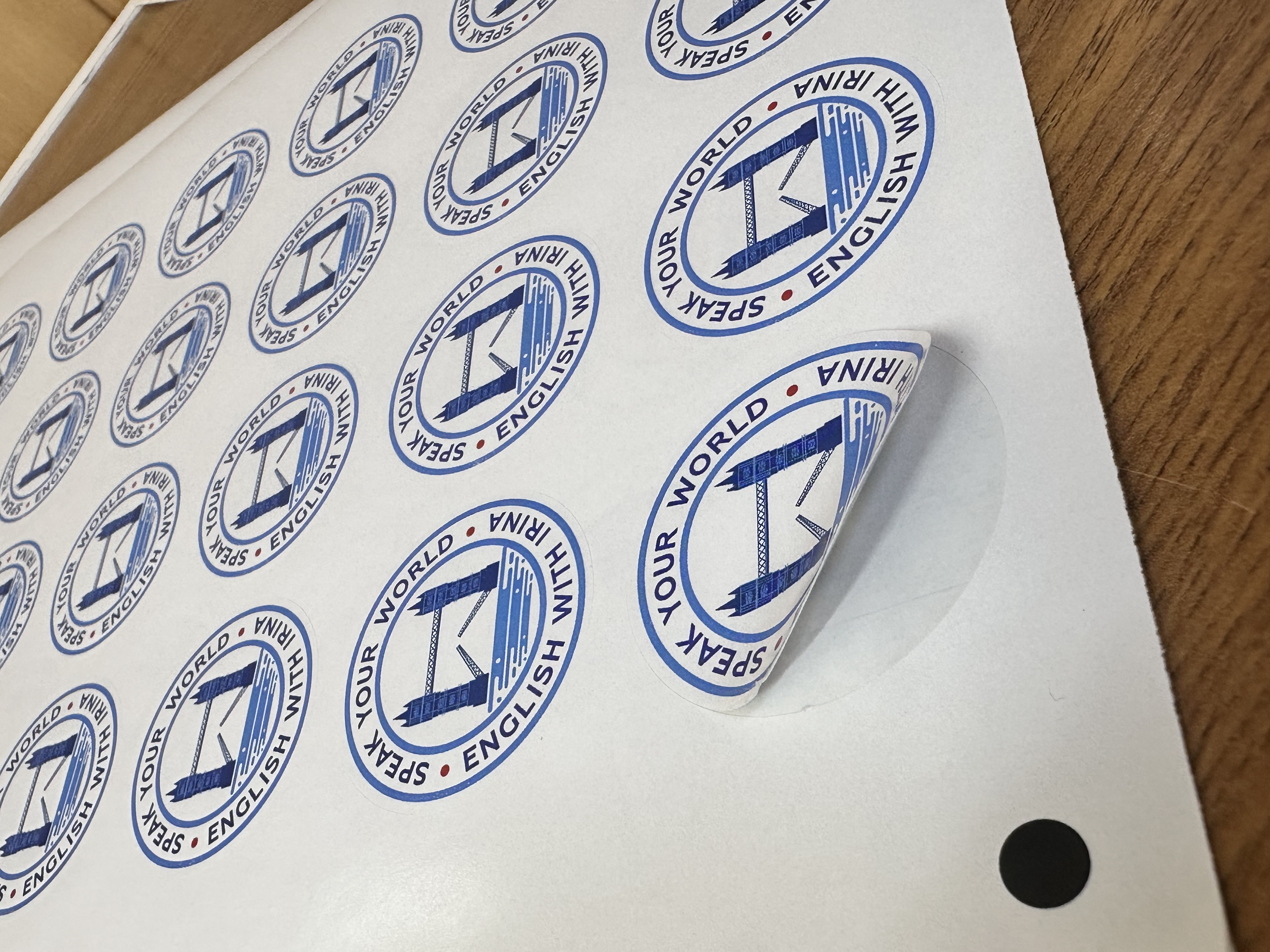 Наклейки с контурной резкой (в листах Adestor) Наклейки с контурной резкой (в листах Adestor)