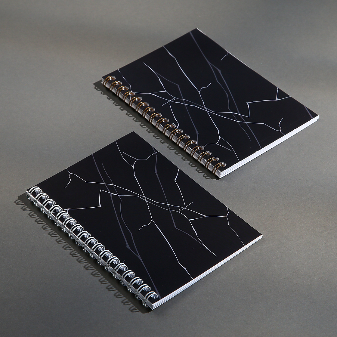 Блокнот на пружине (белые листы внутри)