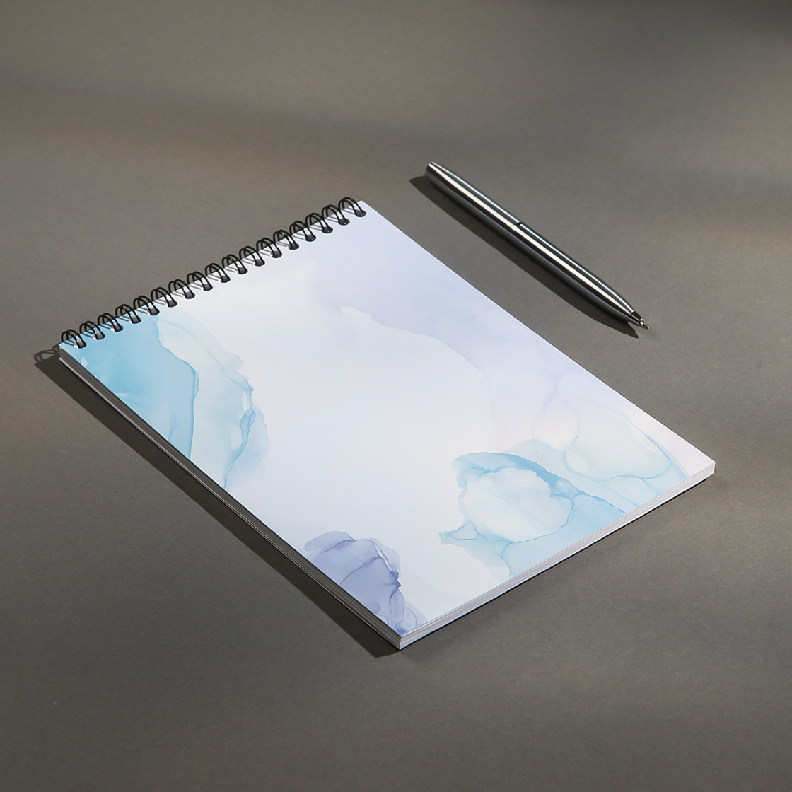 Блокнот на пружине (белые листы внутри)