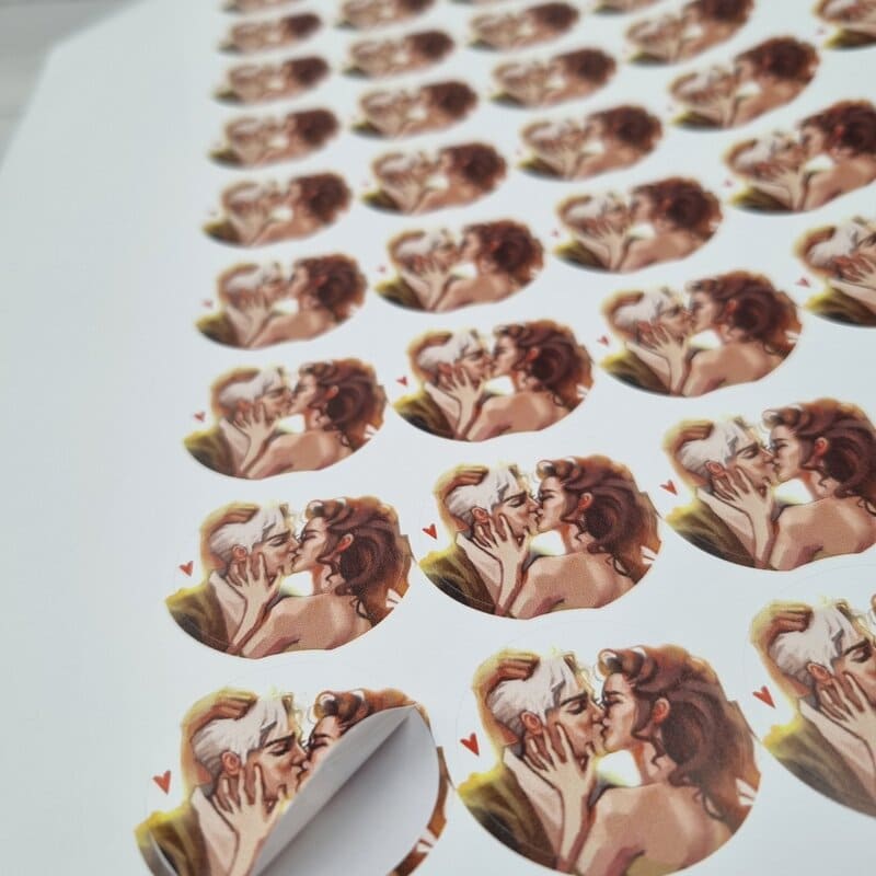 Печать круглых наклеек