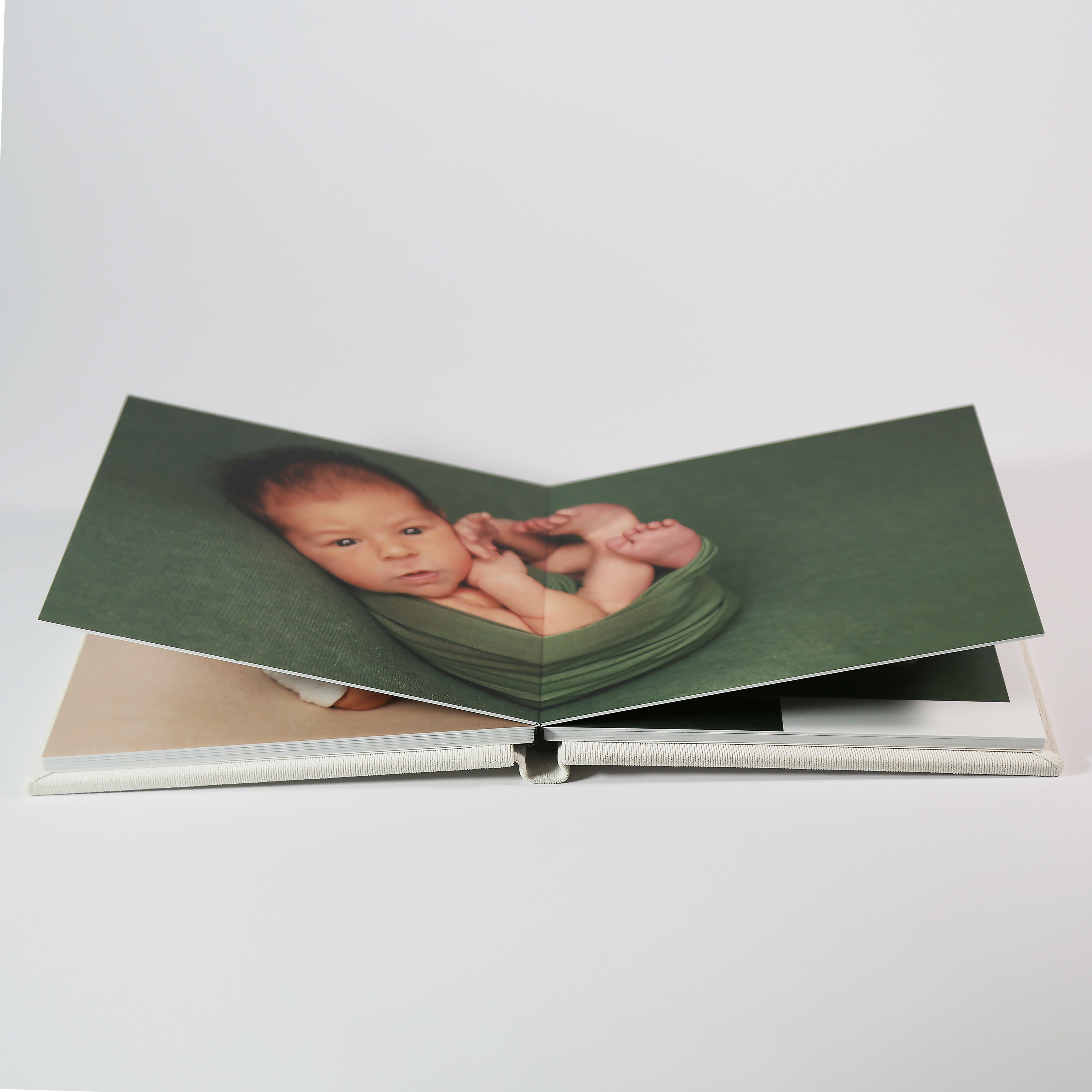 Детская фотокнига в ткани с фотовставкой Детская фотокнига в ткани с фотовставкой