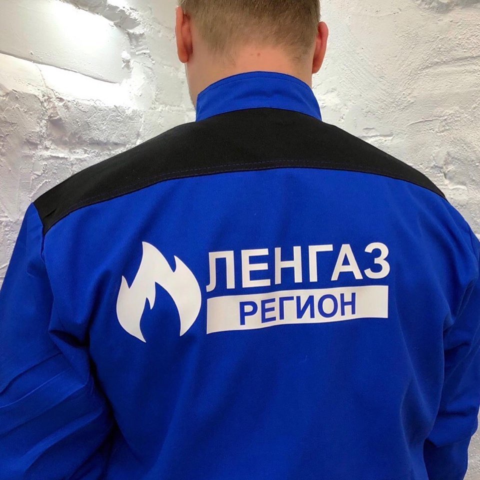 Спецодежда с крупным логотипом на спине — термотрансфер на рабочей форме