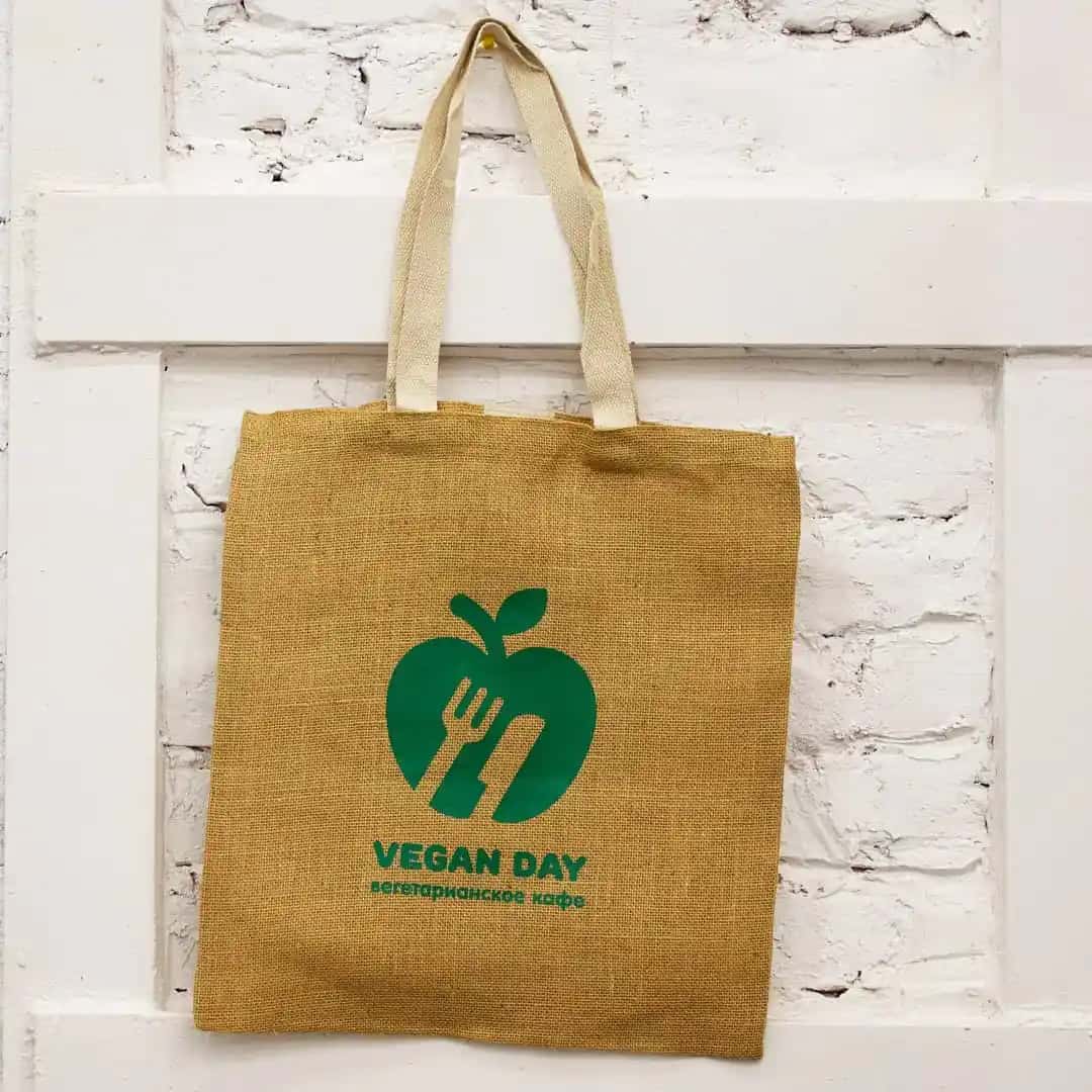 Шоппер VEGAN DAY с зелёным логотипом — брендирование шопперов DTF-печатью, Индиго СПб