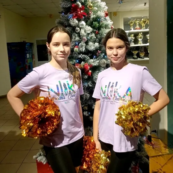 Нанесение логотипа на футболку заказчика_голографическая пленка